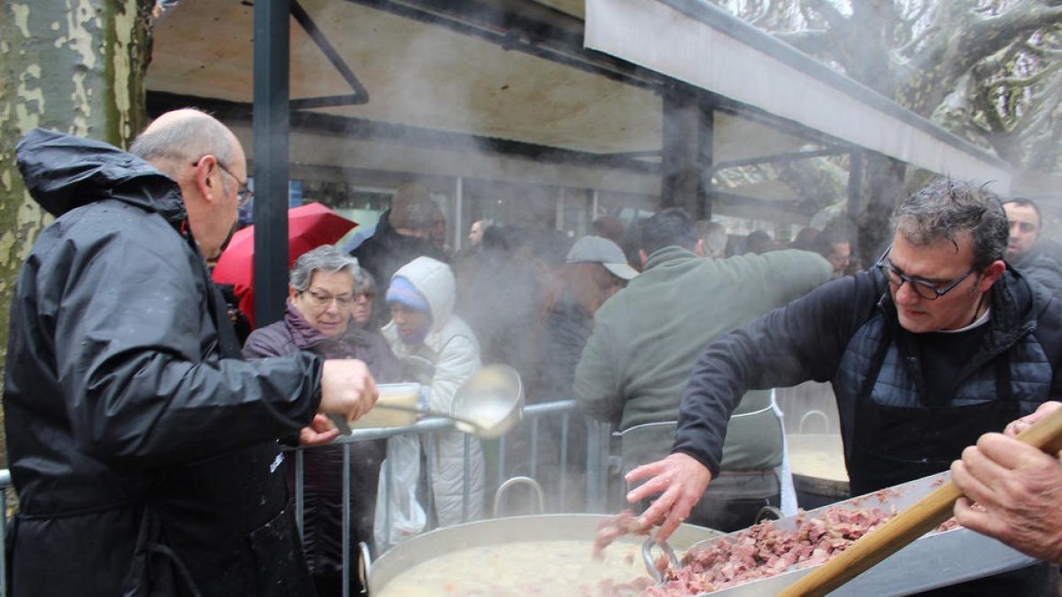 La Confraria de Sant Antoni Abat de la Seu d'Urgell reparteix unes 9.000 racions d'escudella en el dia del seu patró