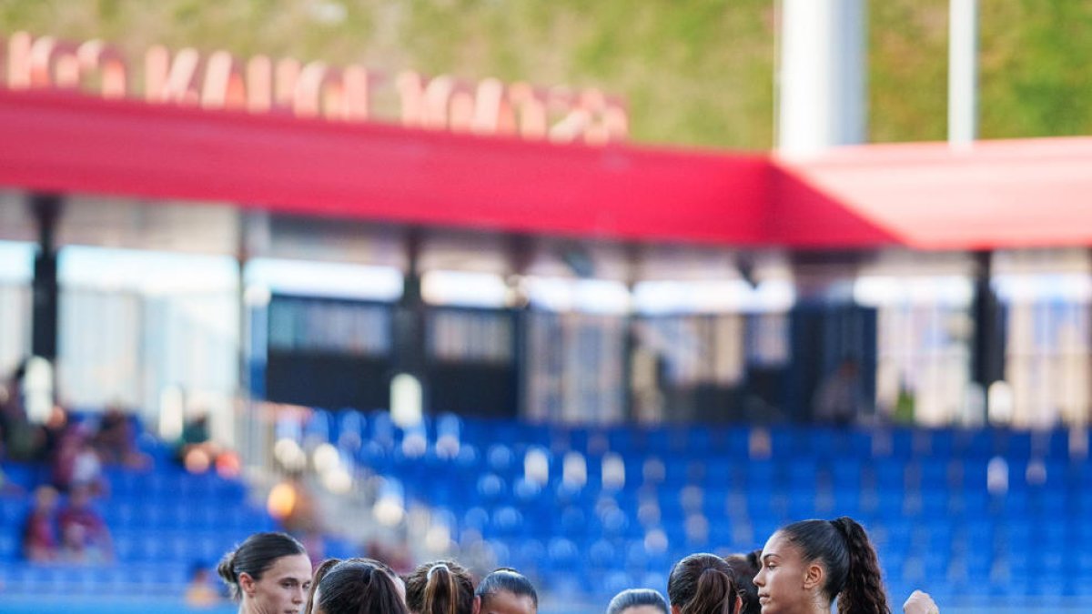 Les jugadores del Barça celebren el gol de la lleidatana Caño.