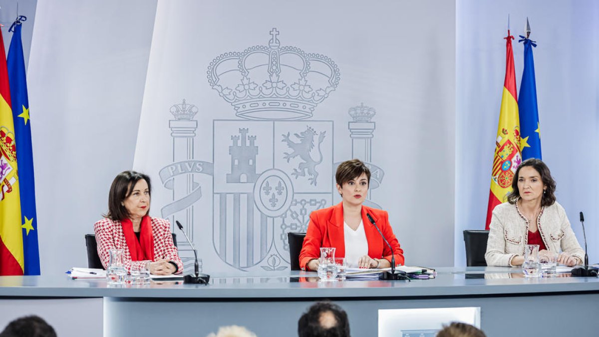 La ministra de Defensa; la de Política Territorial i portaveu del Govern i la ministra d'Indústria compareixen després d'aprovar el reial decret que regula la formació militar de la princesa Elionor.