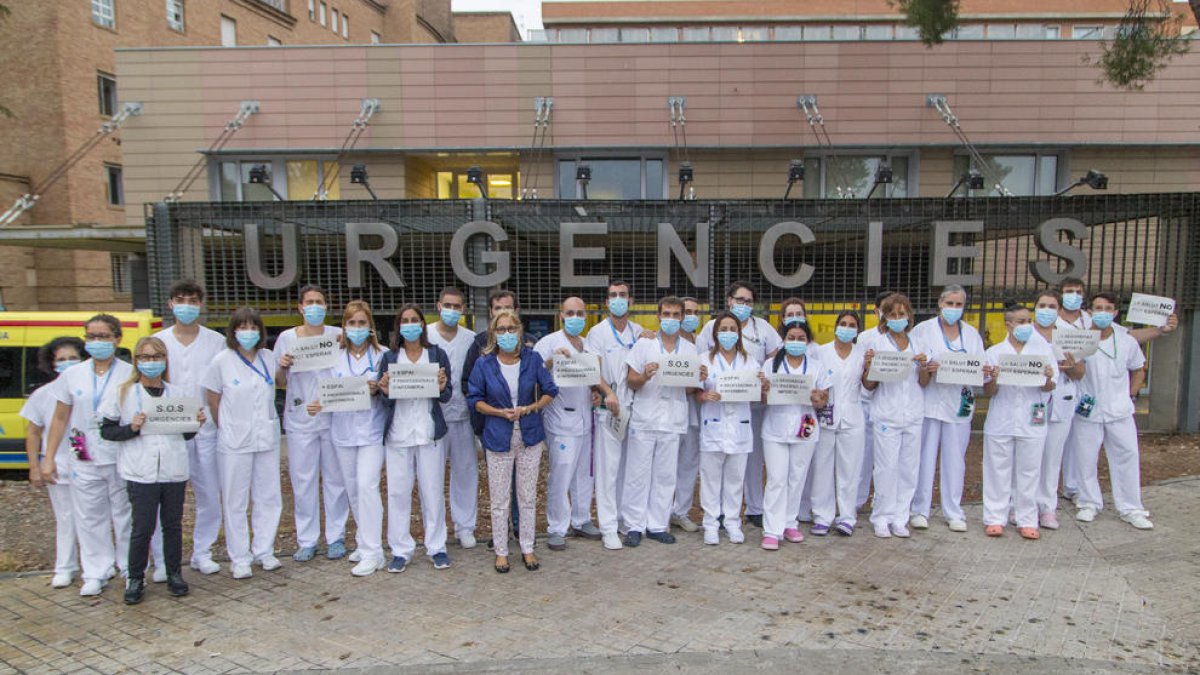 Profesionales de Urgencias volvieron a protestar exhibiendo carteles de denuncia.