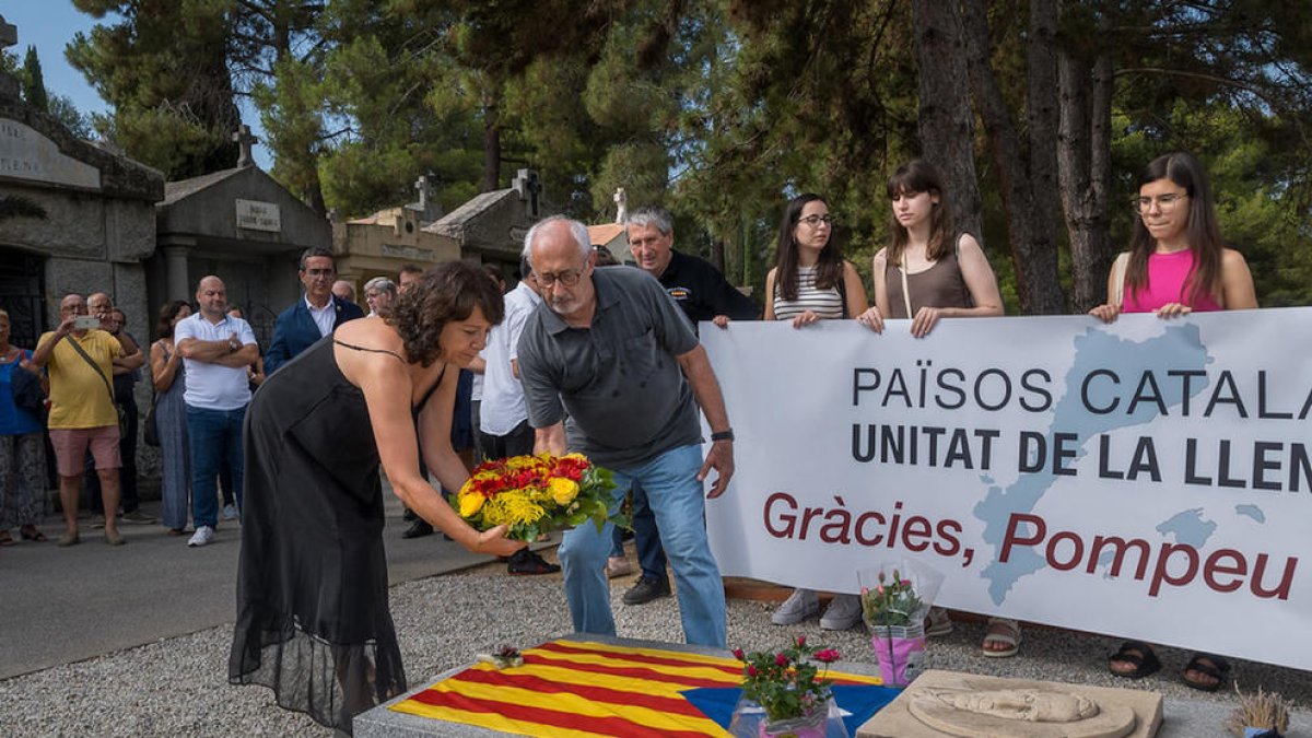 Anna Erra, ahir en una ofrena floral a la tomba de Pompeu Fabra.