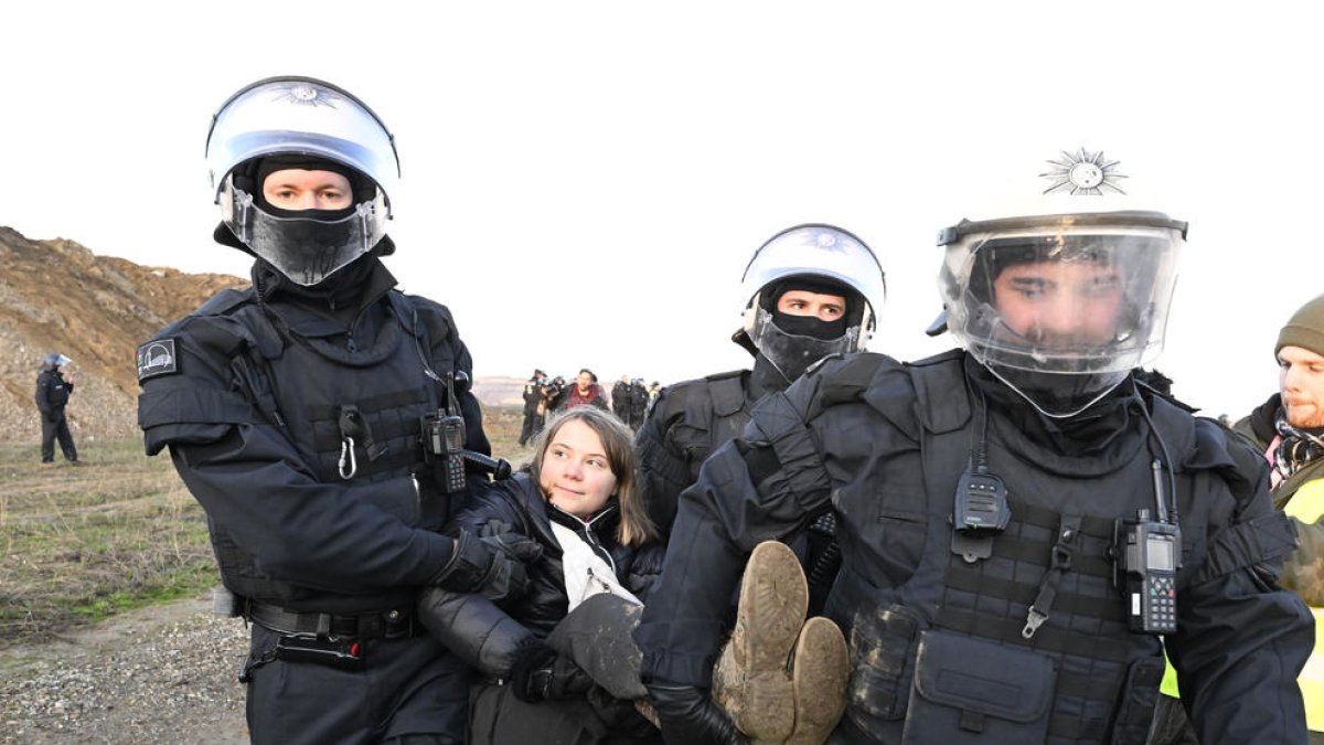 La policia desallotja Greta Thunberg en una protesta contra una mina de lignit a Alemanya