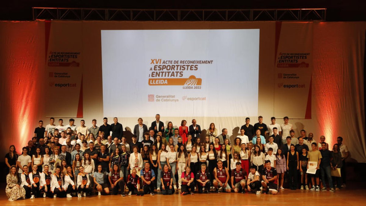 Foto de família dels esportistes i representants d’equips i de clubs que van ser premiats ahir per la Generalitat, encara que hi va haver absències per problemes d’agenda.
