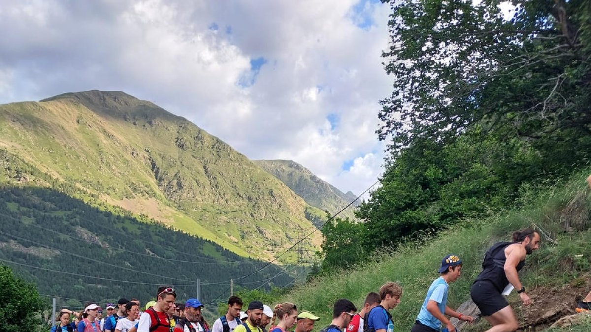 Los participantes en esta cuarta edición, en fila, antes de comenzar la ascensión.