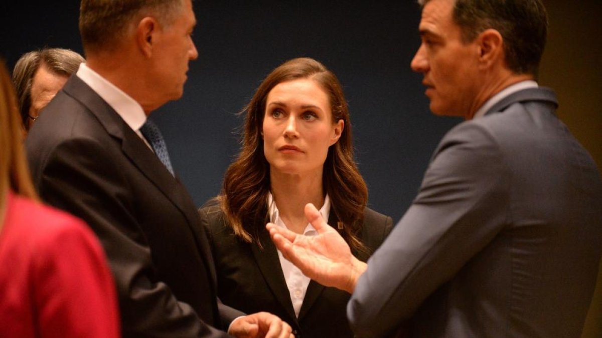 La ministra finlandesa Sana Marin habla con el presidente rumano Klaus Iohannis y el presidente español Pedro Sánchez durante la Cumbre de la UE en el Consejo Europeo.