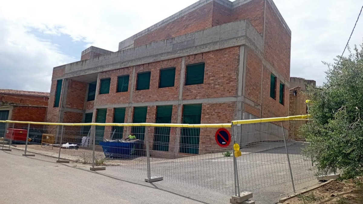 Los operarios han cerrado con redes ventanas y puertas para evitar la entrada de palomas.