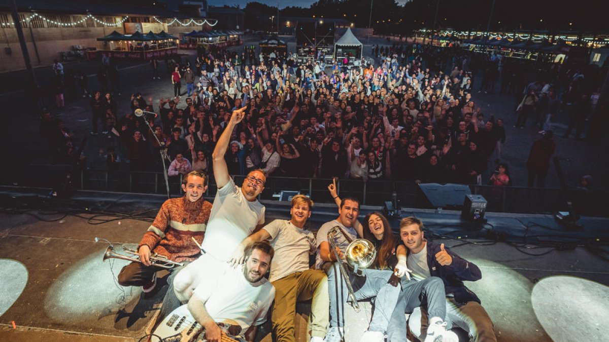 La banda va presentar el seu nou directe als Camps Elisis, a la festa major de la capital del Segrià.