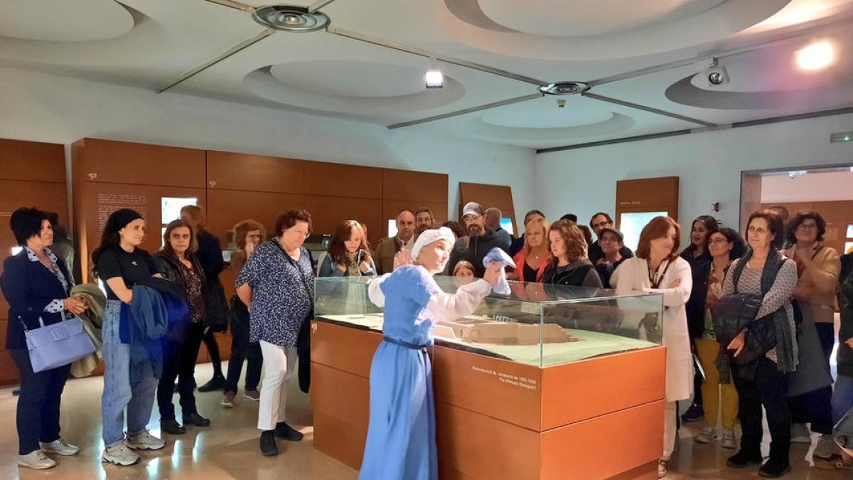 La curandera Maria Bullfarines guió la visita en la Nit dels Museus.