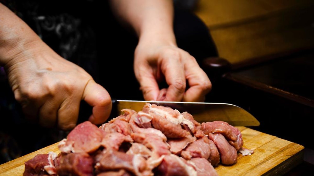 El consumo de carne fresca acelera su descenso a enero y se reduce un 2,5%, según Aecoc