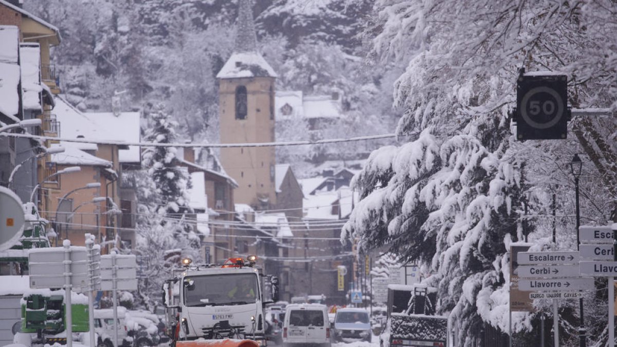 Imagen de una máquina quitanieves pasando ayer por la mañana por Esterri d’Àneu.