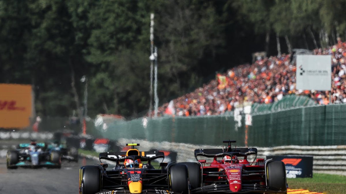 Los vehículos de Sergio Pérez y Charles Leclerc, en un momento de la carrera de ayer.