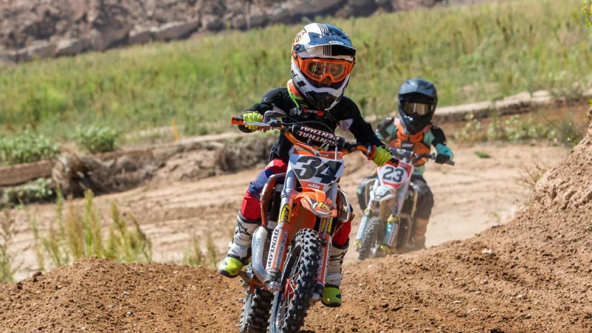 Una de las carreras con jóvenes pilotos que se disputó ayer en el Segre Parc La Clua.