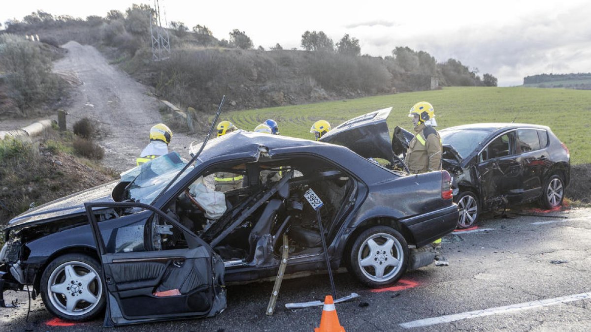 Imatge dels dos turismes implicats en l’accident mortal d’ahir a l’L-311 a Cervera.