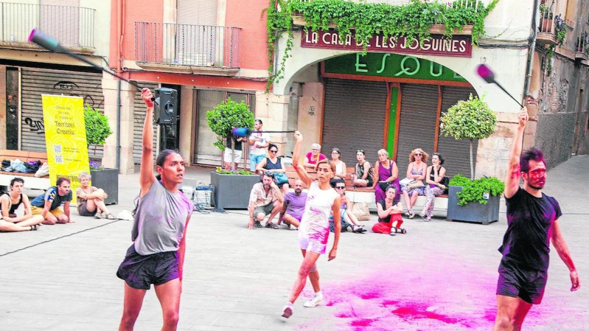 La plaza Major de la capital del Urgell acogió el jueves un ensayo de una obra sobre migraciones.