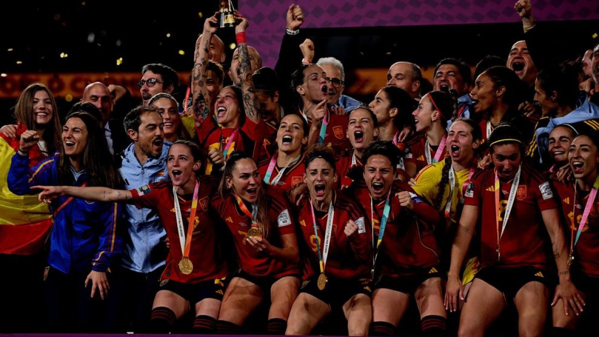 La selecció espanyola femenina de futbol celebra el seu campionat del món.