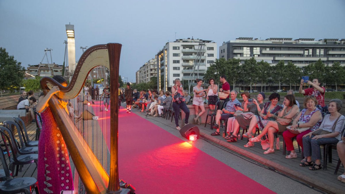 Fusión de arpa y música electrónica en la pasarela Liceu Escolar