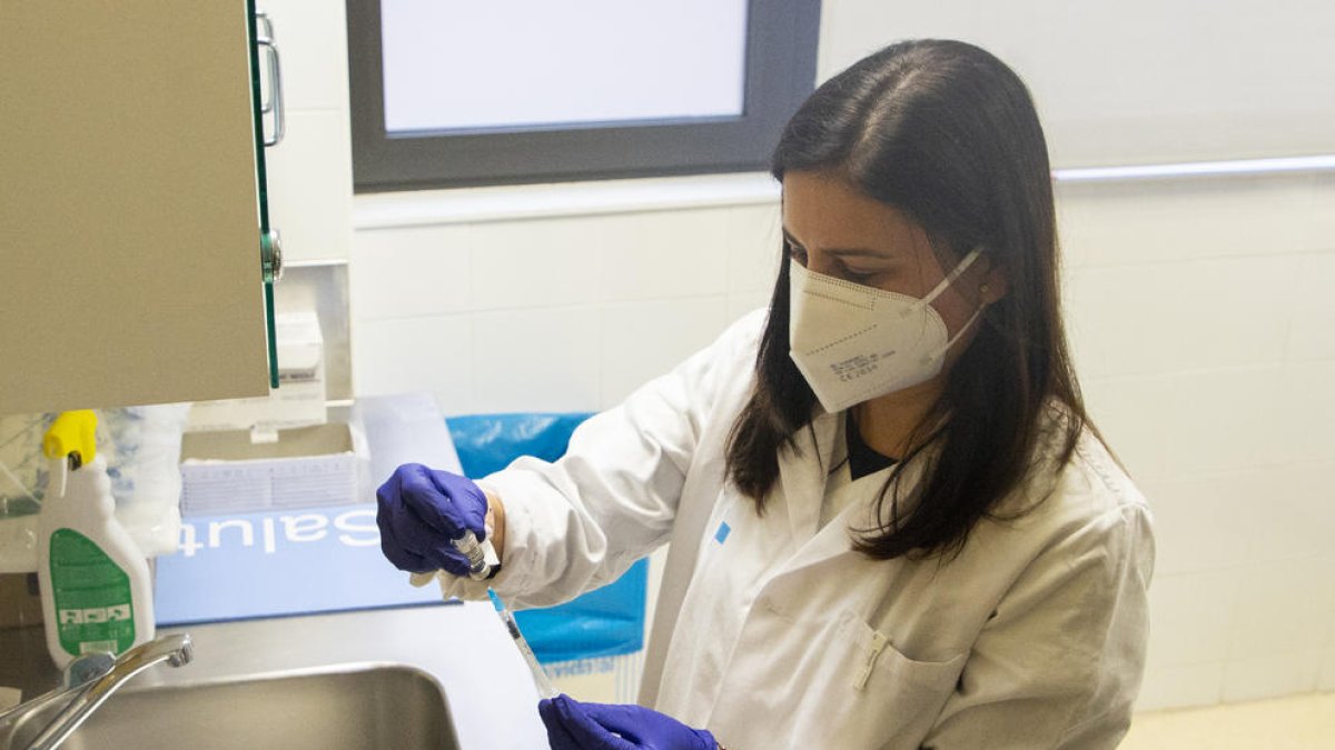 Una professional sanitària preparant una vacuna, en una imatge d’arxiu.