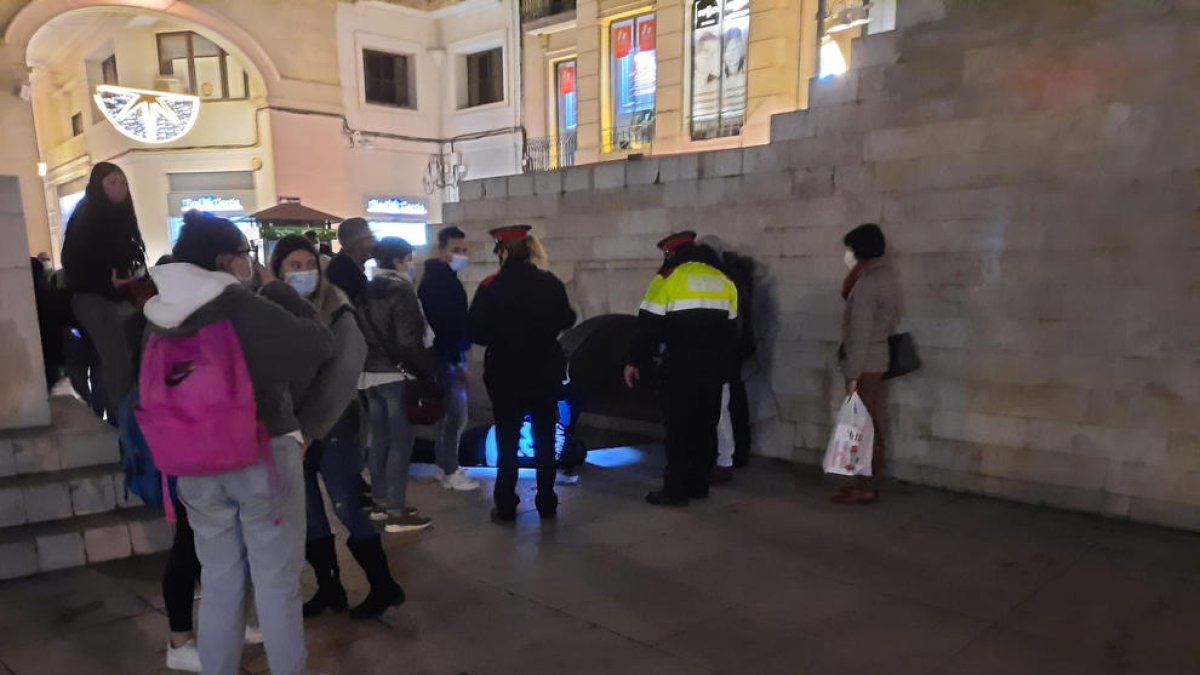 El jove estirat, al costat de mossos i a ciutadans que van avisar el 112.