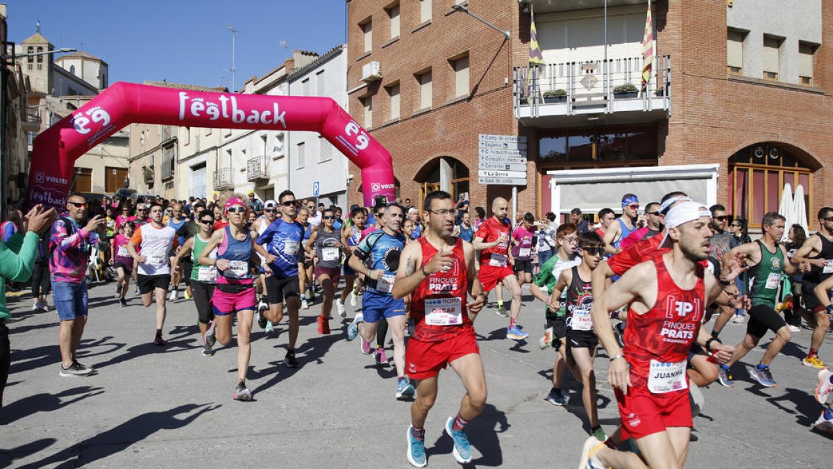 Imatge de la sortida de la competició, a la plaça Sant Jaume de Miralcamp.