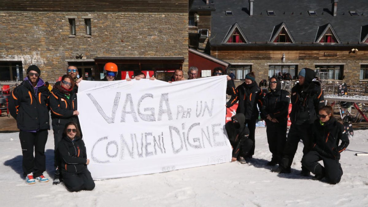 Empleados de Port Ainé el viernes de la semana pasada.