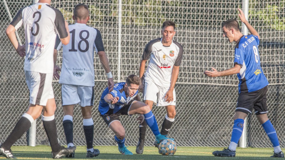 Un jugador del Solsona intenta escapar-se de la pressió dels rivals.