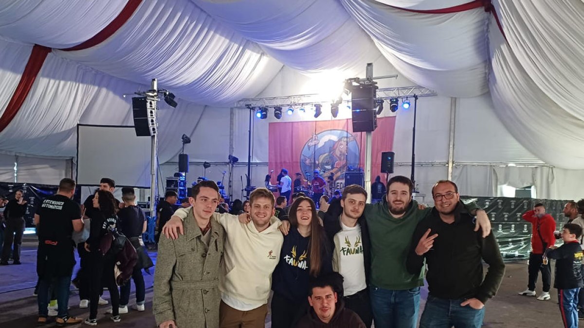 Los siete componentes del grupo leridano Fauna, el pasado fin de semana en el recinto del festival.