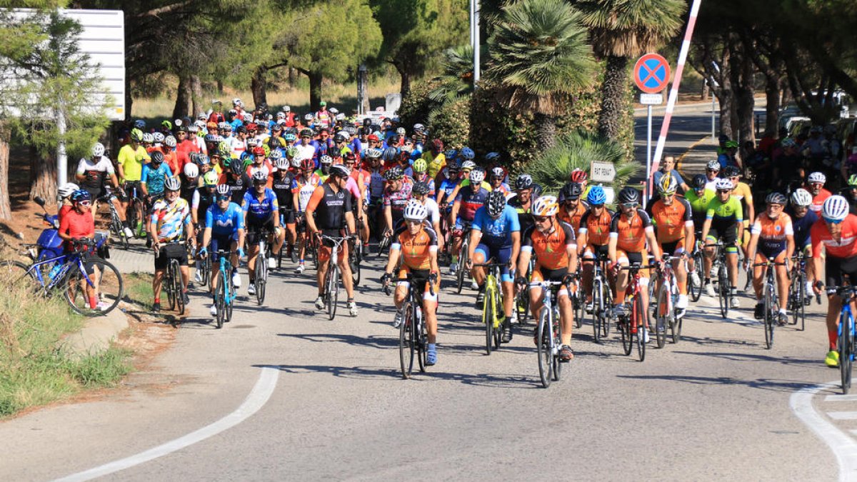 Ciclistes a la pedalada que van fer com a homenatge.