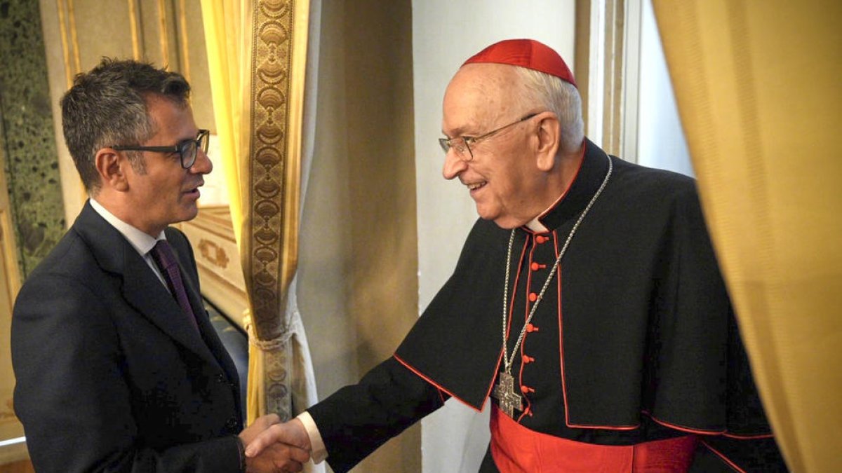 Bolaños saluda el nou cardenal Fernando Vérgez.