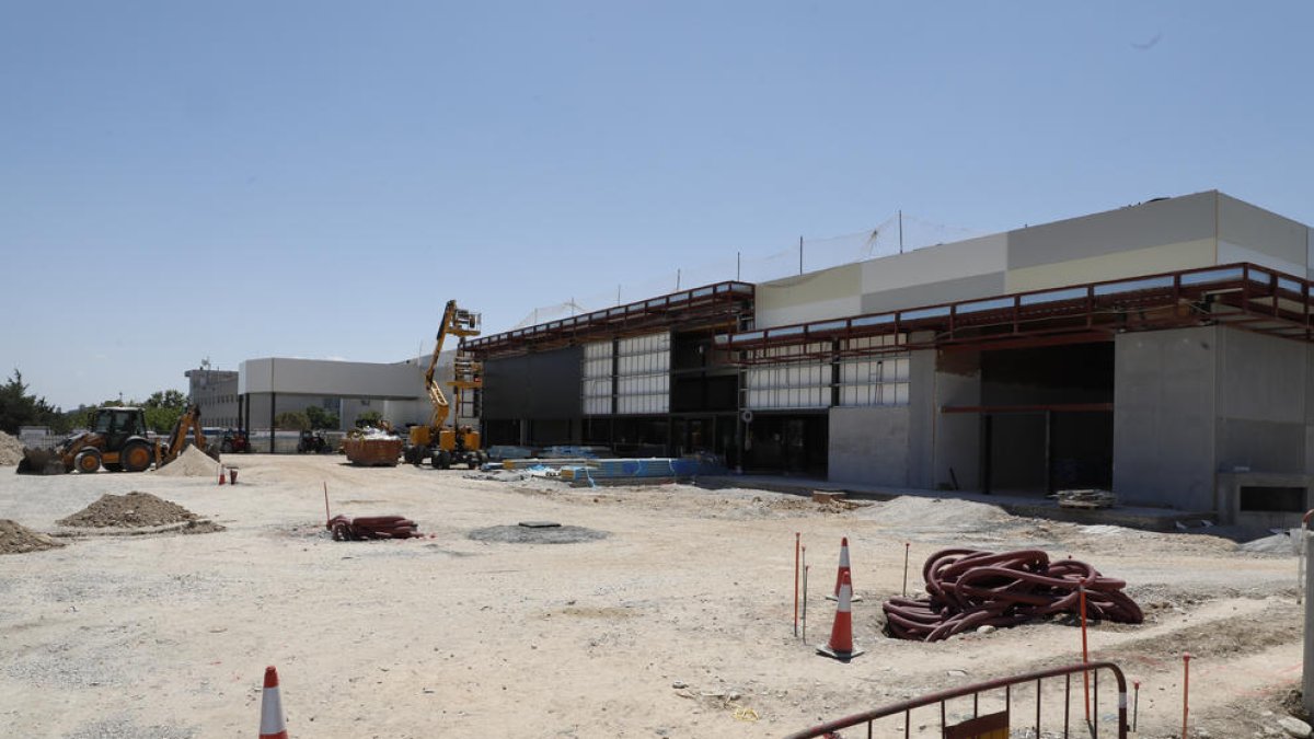 El híper Esclat de 4.000 metros cuadrados en Ciutat Jardí toma forma