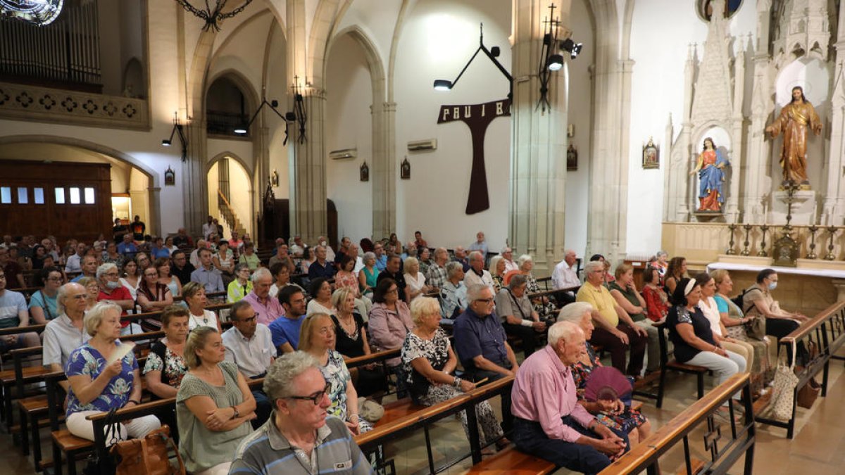 Un centenar de feligreses acudieron ayer a la última misa en la iglesia de Sant Antoni de Pàdua.