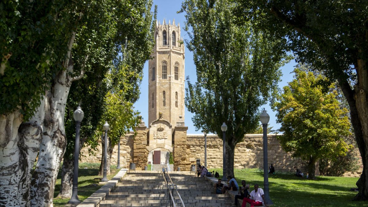 Veïns buscant l'ombra a la plaça Guifré de Lleida, davant de la Seu Vella