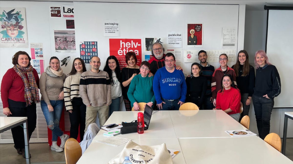 Estudiants de l’escola d’art, amb integrants de la companyia teatral.