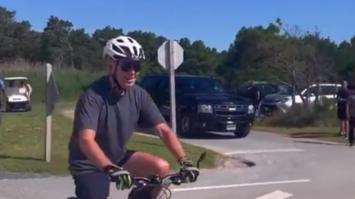 VÍDEO. Así ha sido la caída de Biden de su bicicleta durante un paseo por la playa