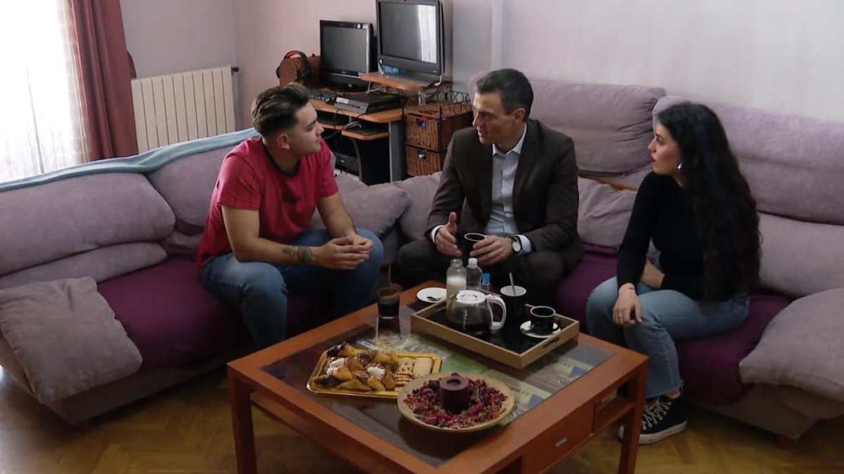 Sánchez se grabó con dos jóvenes hablando del SMI.