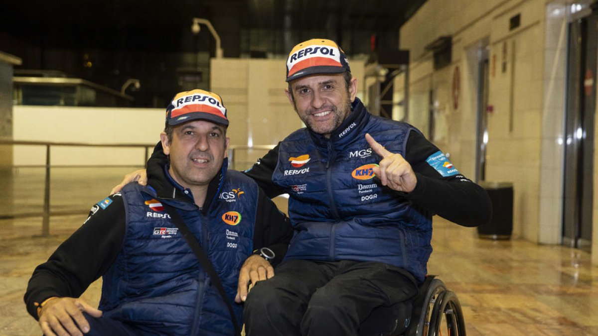 Esteve, junto a Villalobos, a su llegada al aeropuerto de El Prat.