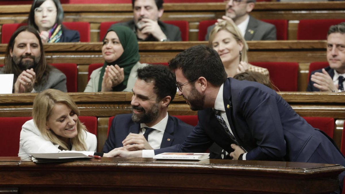 El president de la Generalitat, Pere Aragonès, da la mano a la consellera de Economía, Natàlia Mas.