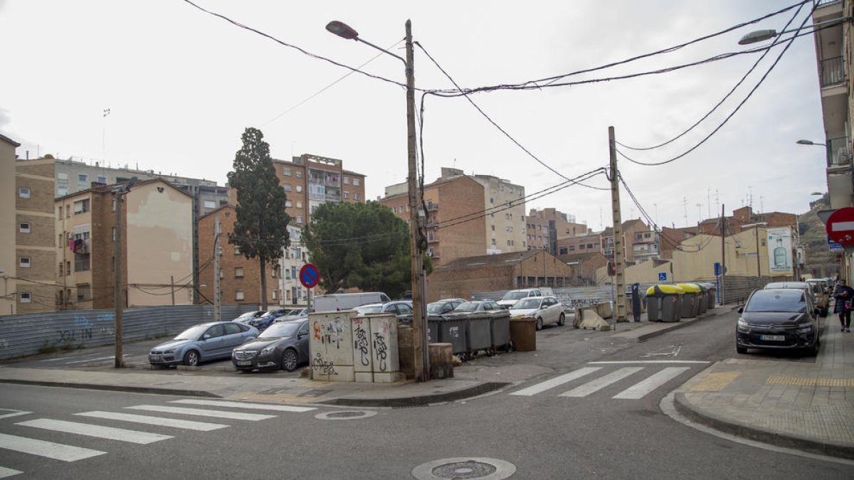 Imatge d’arxiu de l’aparcament d’Alcalde Costa i República del Paraguai quan era de zona blava.