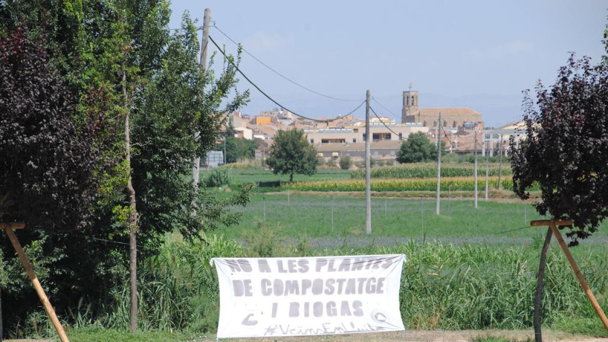 Pancartas contra las plantas de compostaje y biogás en Linyola.