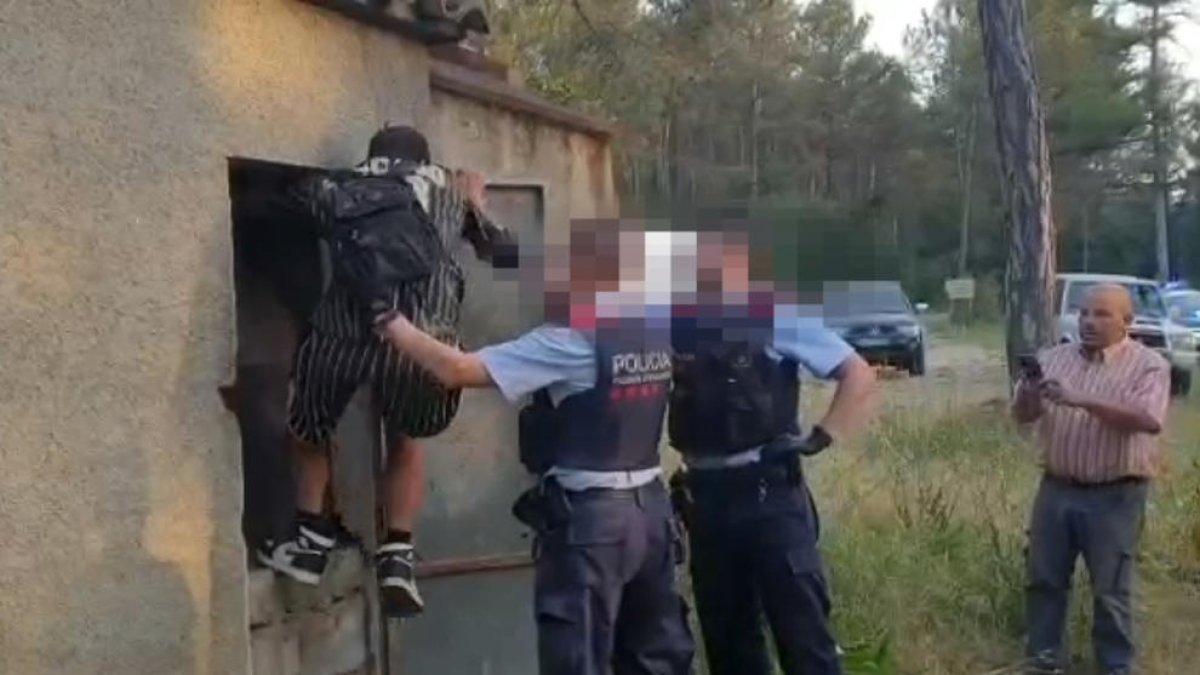 Moment de la detenció del jove, amagat en una caseta en una zona de pícnic.