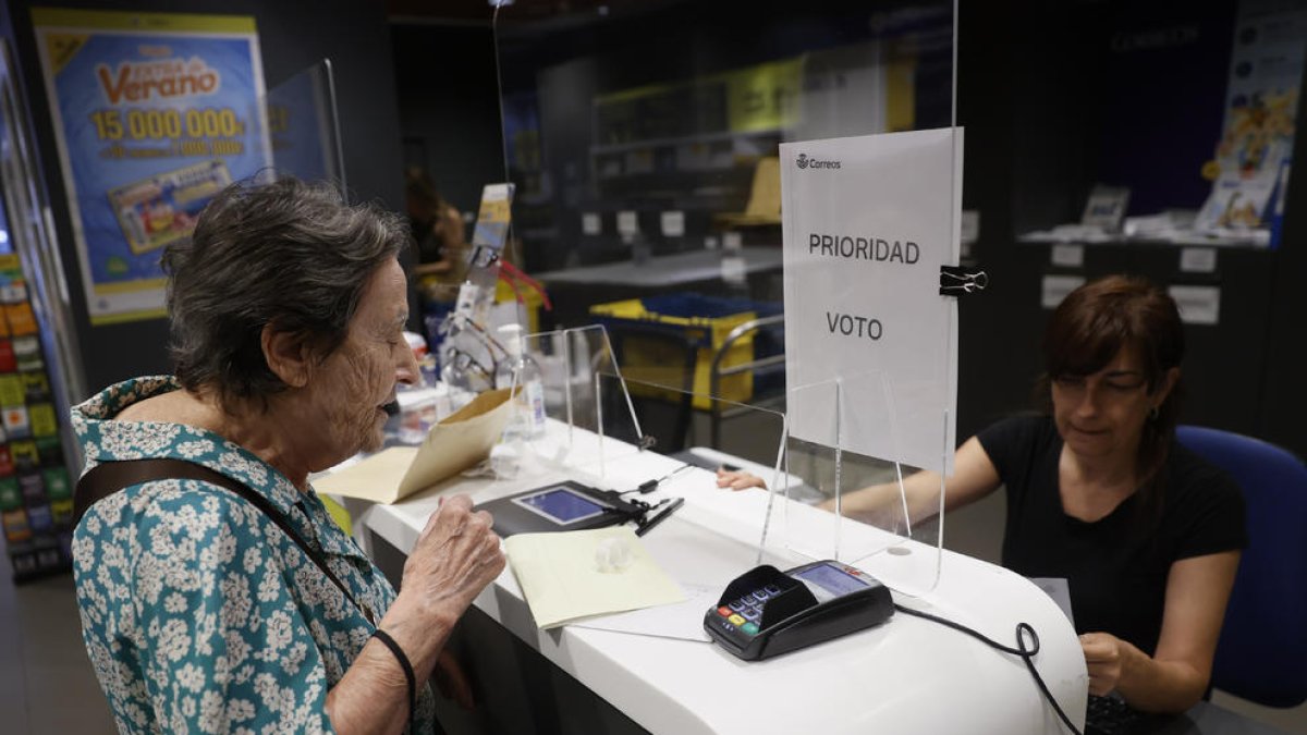 Voto por correo, también en domingo - Correos abrió ayer decenas de oficinas de toda España, entre ellas las dos de Lleida ciudad, para facilitar la entrega del voto postal. En la provincia de Lleida lo han solicitado un total de 13.498 person ...