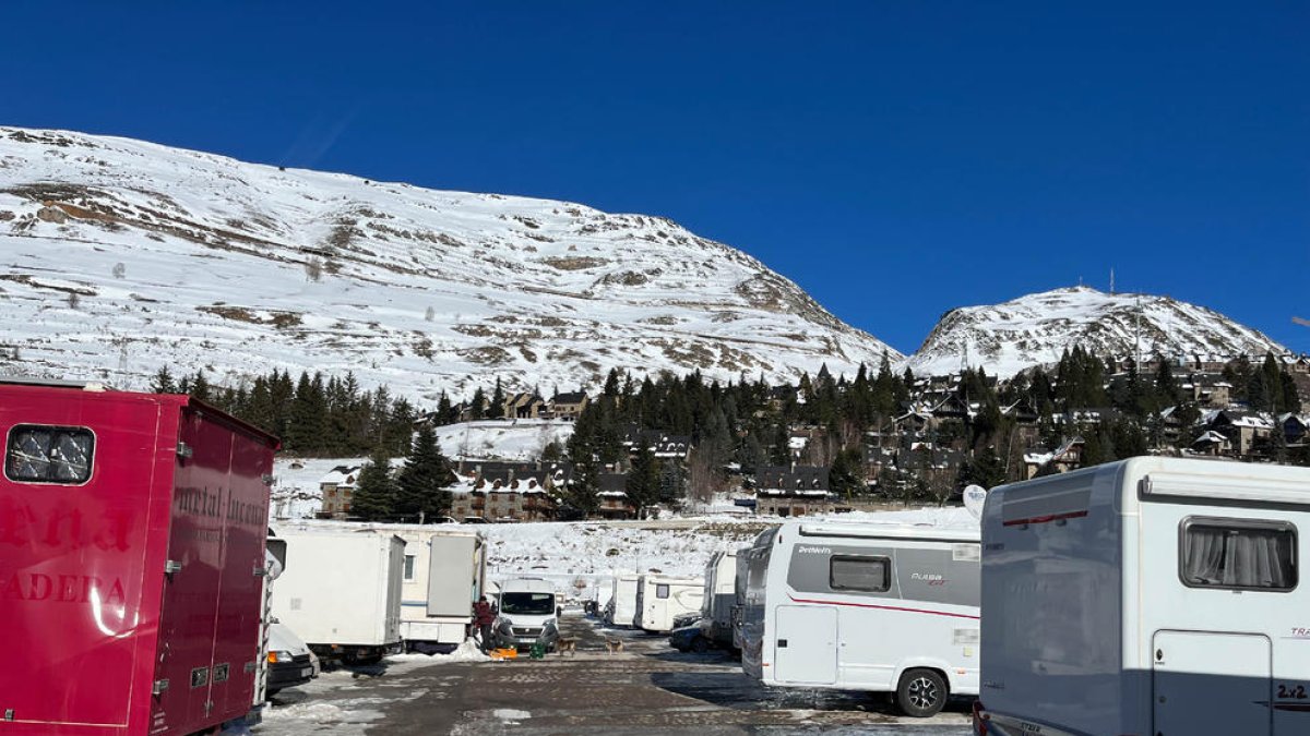 L'aparcament de Baqueira, ple de caravanes i furgonetes que utilitzen per dormir temporers del sector turístic a l'hivern.