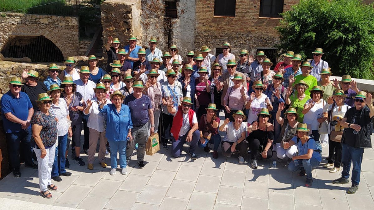 Membres d’entitats, ajuntaments i el consell comarcal del Pallars Jussà es van reunir ahir a Tremp per reivindicar els drets de les persones grans.