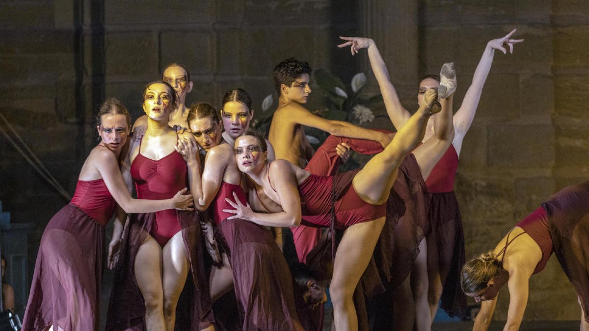Un muntatge de l’escola de dansa Montse Esteve va obrir la vetllada.