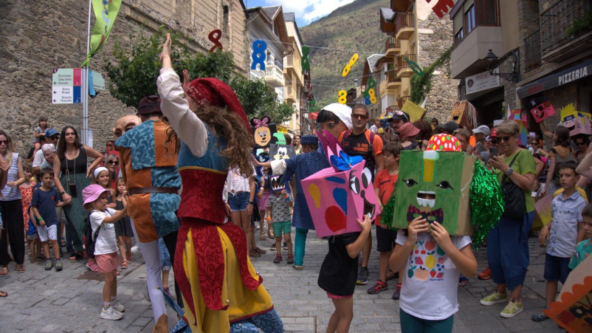 Cercavila ahir al migdia pels carrers d’Esterri d’Àneu.