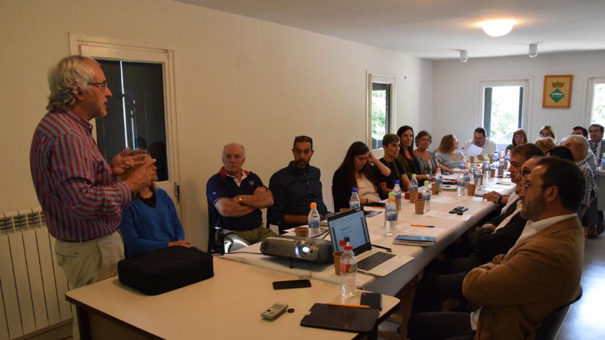 Los alcaldes de la comarca se reunieron ayer en El Pont de Bar.