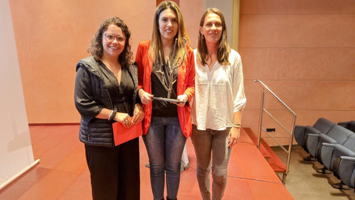 Las tres alumnas de la UdL premiadas por su proyecto 'Més enllà de les paraules'.