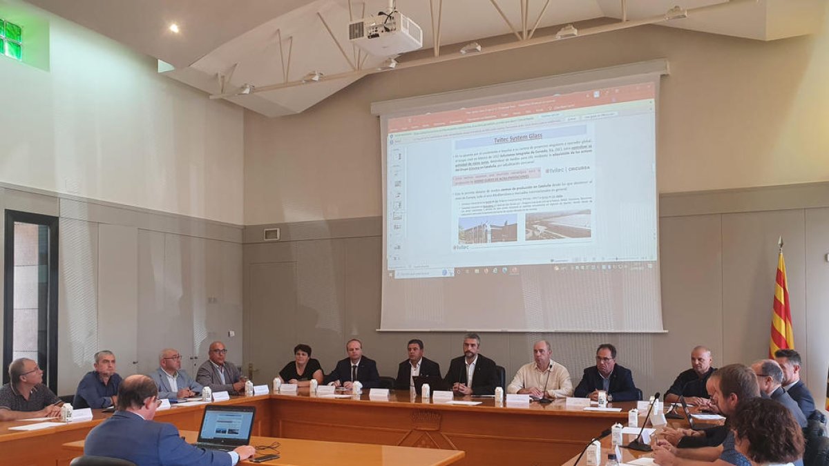 Representantes del Govern, Tvitec y el consell comarcal de la Noguera en la reunión celebrada ayer.