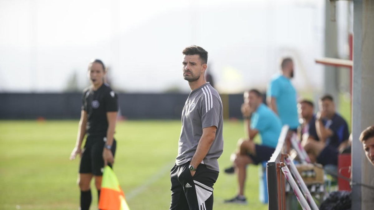 El lleidatà Roger Lamesa, durant un partit d’aquesta temporada a la banqueta del Granada.