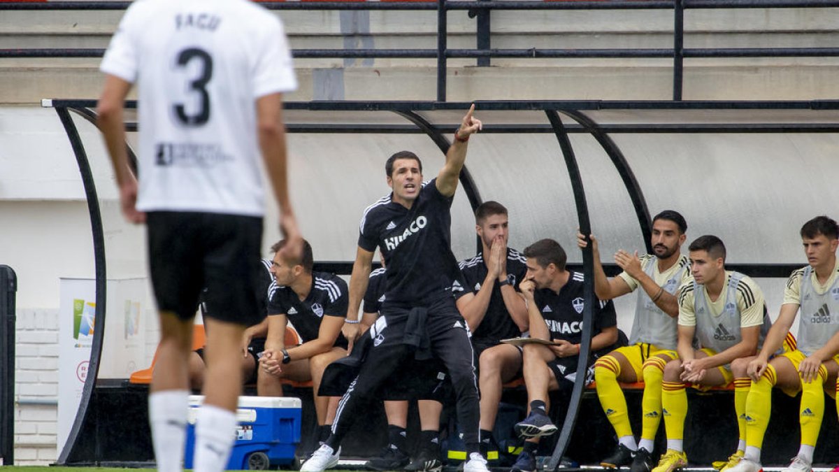 Pere Martí, dando indicaciones en el partido contra el Mestalla.