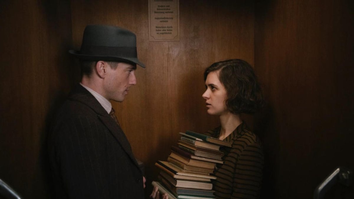 El detective Gareon Rath y su ayudante, Charlotte Ritter.